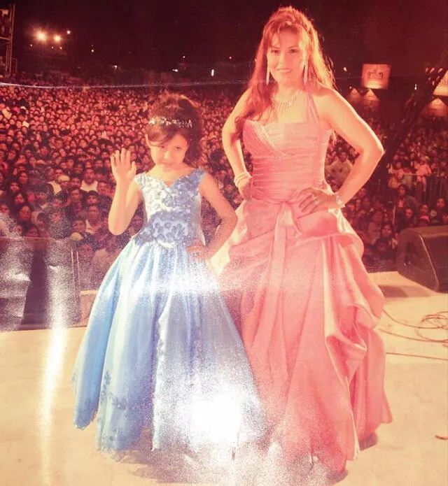 Dina Paucar y su hija Jaqueline Lorena de pequeña. Foto: Dina Paucar Facebook