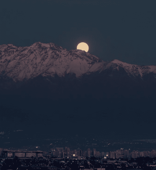 Superluna saliendo desde cerro Punta de Damas, Santiago, Chile. Foto: Braulio Nastasi/Instagram   