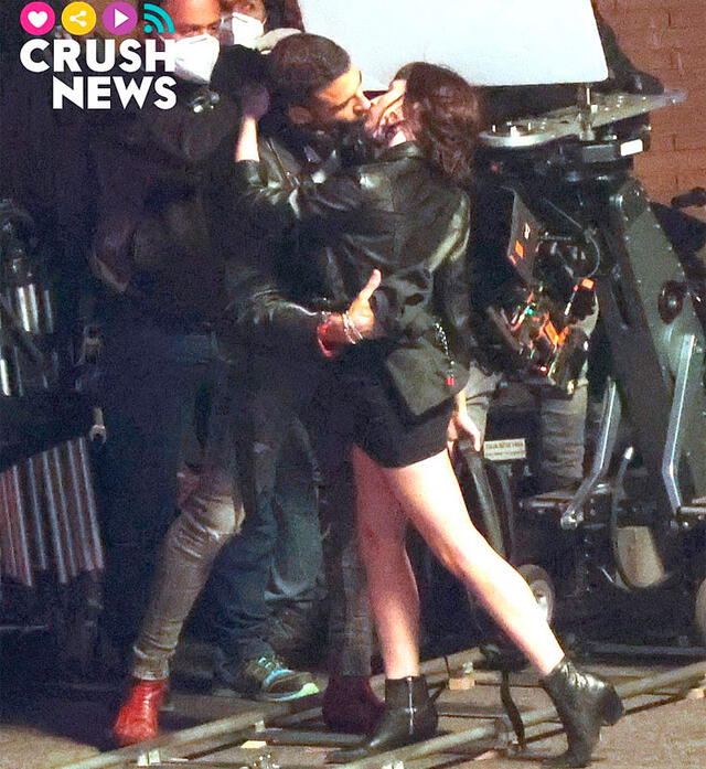 Beso entre Úrsula Corberó (Tokio) y Miguel Ángel Silvestre durante el rodaje de la serie en Dinamarca. Foto: Crush News