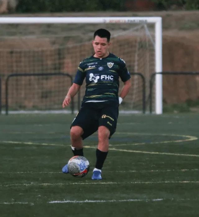 Sebastián Ortiz disputando un partido con Tondela. Foto: Instagram.   