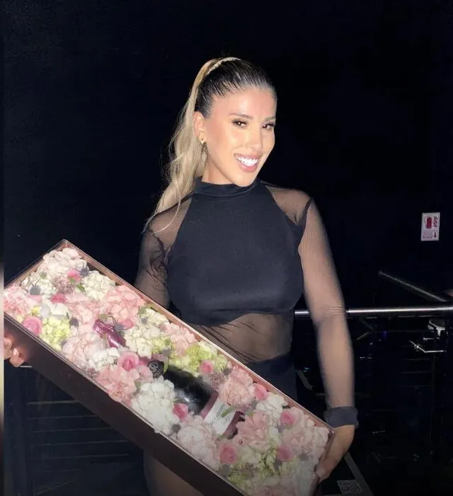 Yahaira Plasencia recibió un arreglo floral y espumante por su cumpleaños 29. Foto: Instagram / Radiomar.   