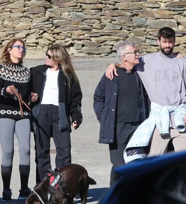 Clara Chía junto a los padres de Gerard Piqué. Foto: Instagram sueltalasopatv