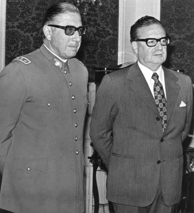 Augusto Pinochet y Salvador Allende, el 23 de agosto de 1973, en Santiago de Chile. En ese mismo año ocurrió el golpe de Estado. Foto: AFP