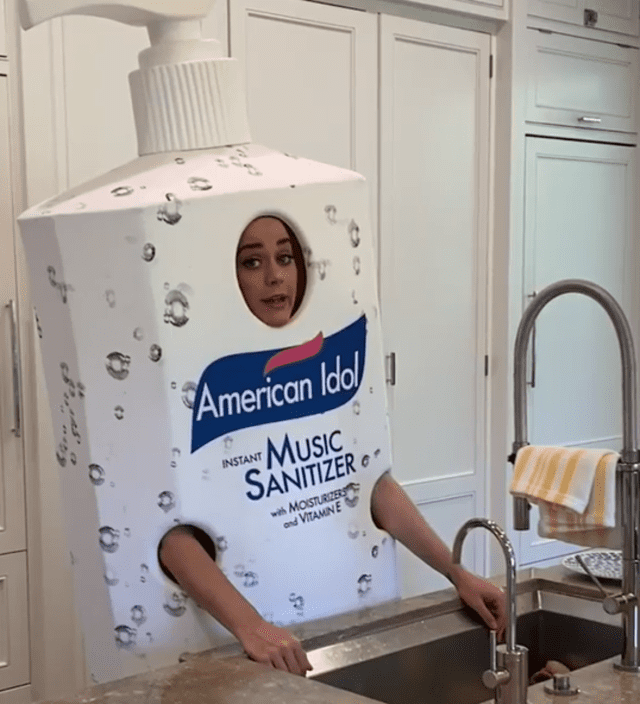 Katy Perry se disfraza de frasco de jabón líquido para promocionar el retorno de American Idol.
