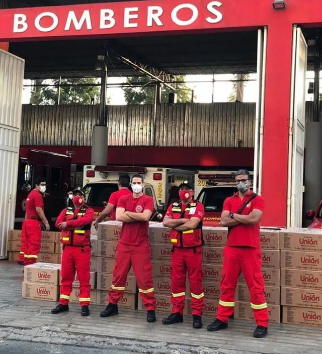 Paco Bazán y los bomberos voluntarios del Perú. Foto: El Popular