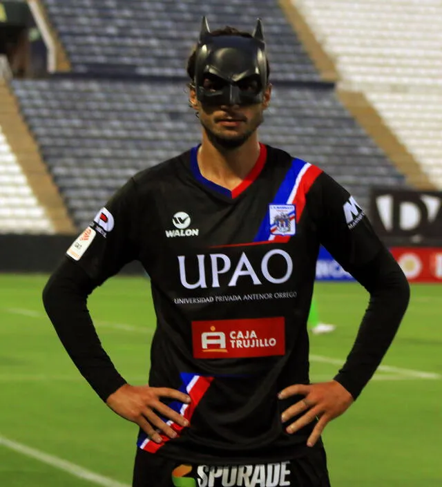 Felipe Rodríguez se puso la máscara de Batman como regalo para su hijo de 2 años. Foto: Liga 1