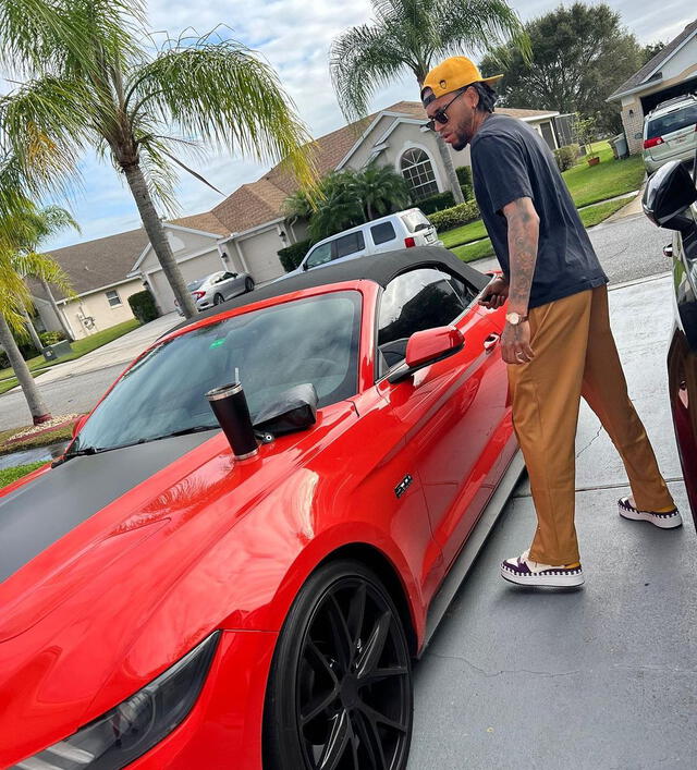 Pedro Gallese con su Ford Mustang Convertible. Foto: Instagram