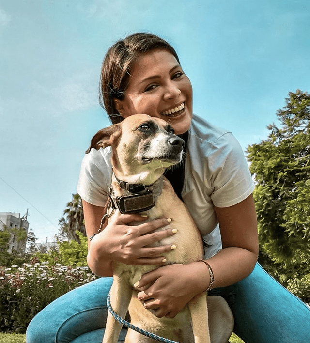 Georgette Cárdenas posa junto a su perrita Tekila Maravilla