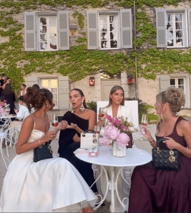 Natalie Vértiz y sus amigas usando exclusivas carteras marca Dior. Foto: Instagram MsPerú.   