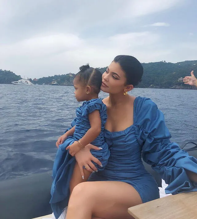 Kylie Jenner junto a su hija Stormi