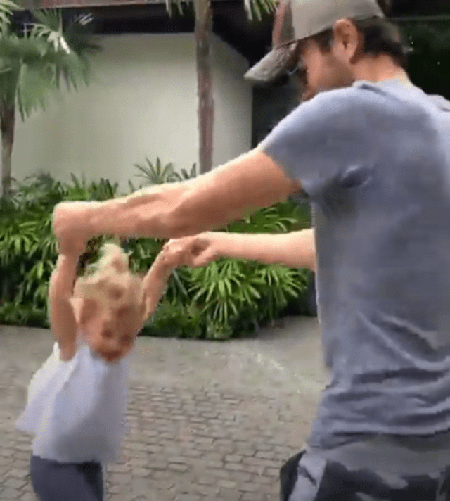 Enrique Iglesias jugando con la pequeña Lucy