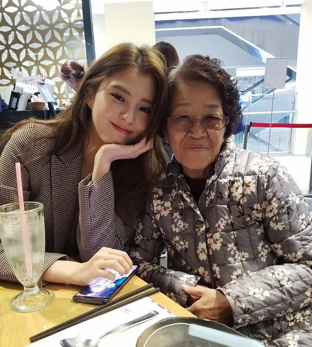 Han So Hee junto a su abuela, quien la crió desde el divorcio de sus padres. Crédito: Instagram