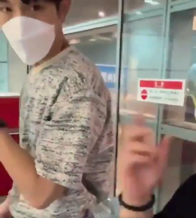 Captura del video donde una mujer acosó a Winwin de NCT en el aeropuerto. Foto: Twitter