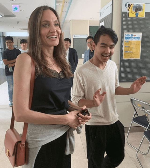 Angelina Jolie acompañó a su hijo Maddox a la universidad.