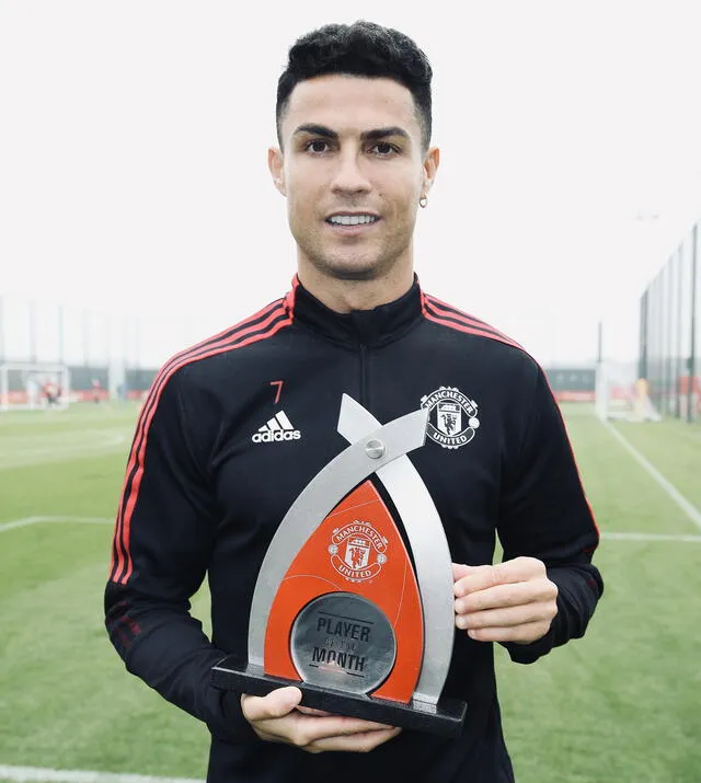 Cristiano Ronaldo con la condecoración. Foto: Twitter Manchester United