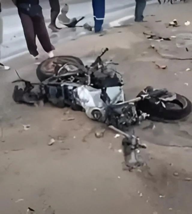 Moto lineal destrozada por el choque contra auto. Moto lineal destrozada por el choque contra auto.