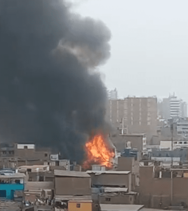 Se registró incendio en La Victoria. Foto: Twitter / Indeci