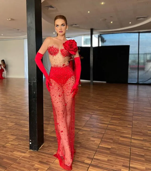  Fernanda Rojas luce un espectacular traje rojo en una de las actividades previas a la noche final del concurso Reina Hispanoamericana. Foto: Fernanda Rojas/Instagram   