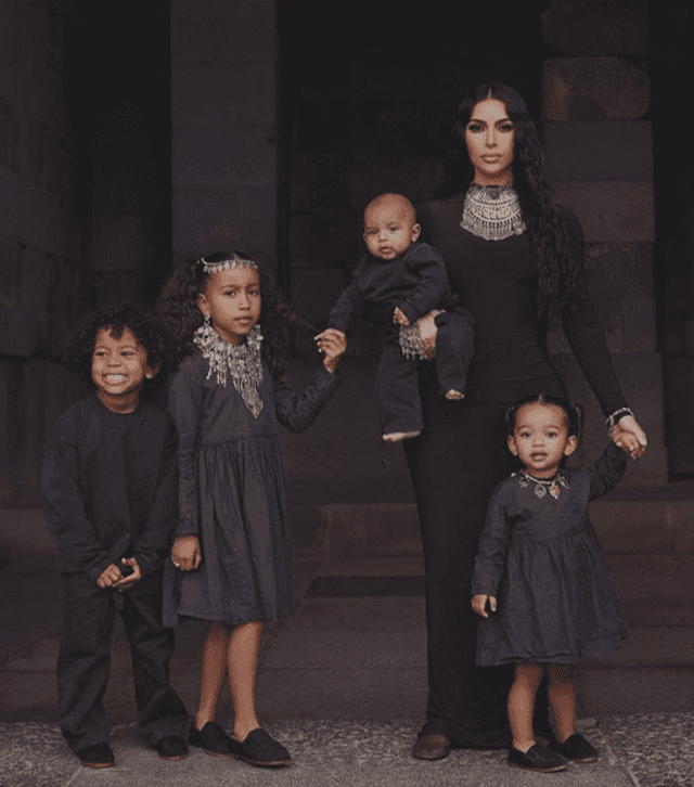 Kim Kardashian y su foto familiar