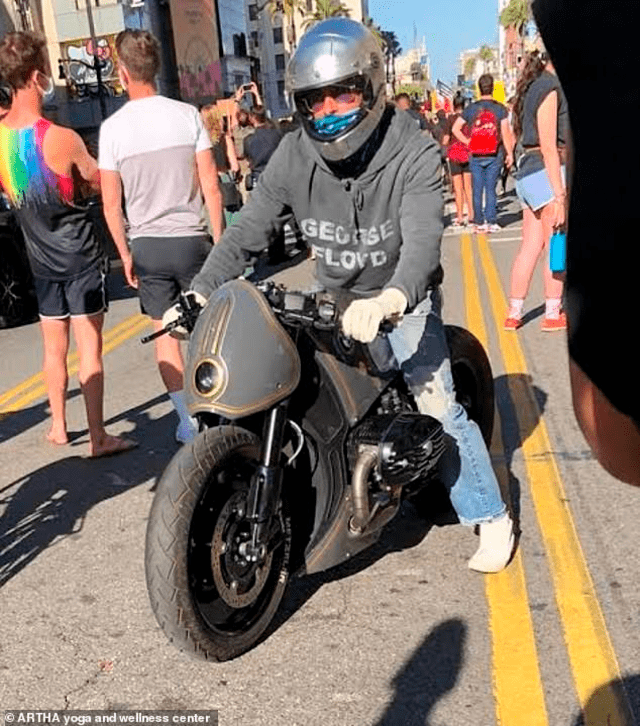 Brad Pitt es captado en plena protesta y manejando una motocicleta por el asesinato de George Floyd en Estados Unidos. Foto: Daily Mail