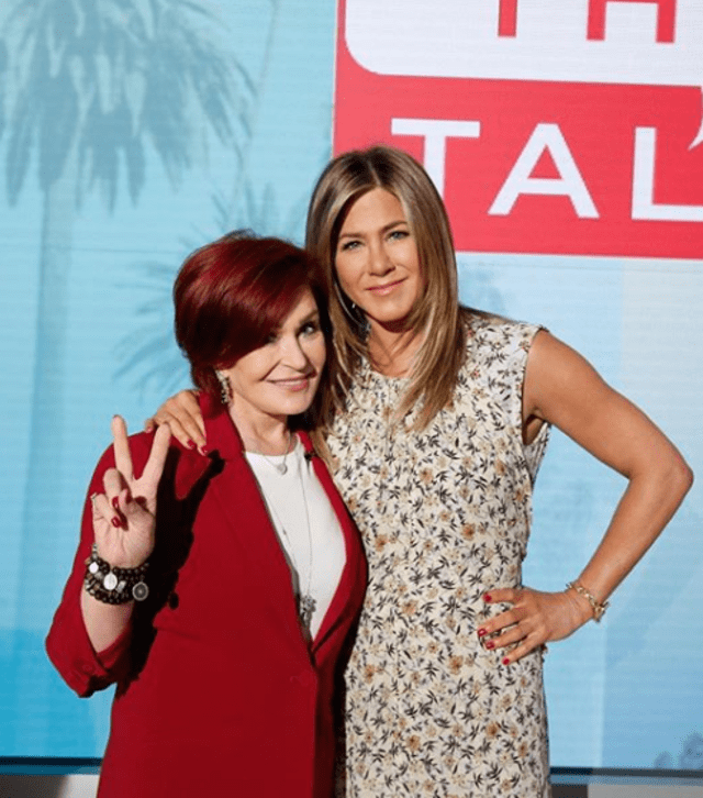 Sharon Osbourne se destacada por ser una conocida presentadora y vincularse con grandes celebridades como Jennifer Aniston.