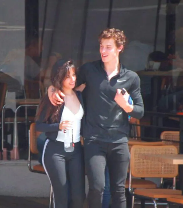 Camila Cabello y Shawn Mendes paseando juntos.
