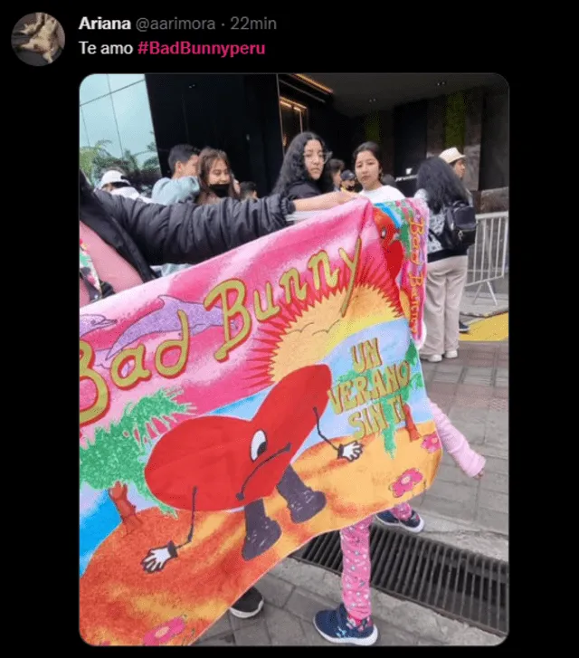 Fanáticos alistan pancartas para el concierto de Bad Bunny