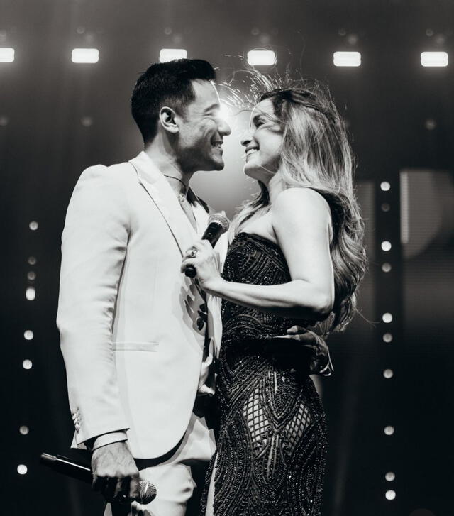 Carlos Rivera Y Cynthia Rodríguez Demuestran Su Amor Con Un Beso Apasionado En Emotivo Concierto 