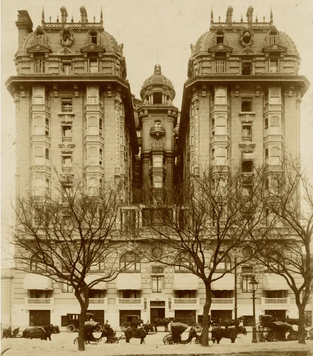  Sus 63 metros convirtieron al Plaza Hotel el edificio más grande de Argentina en su época. Foto: billiken.lat 