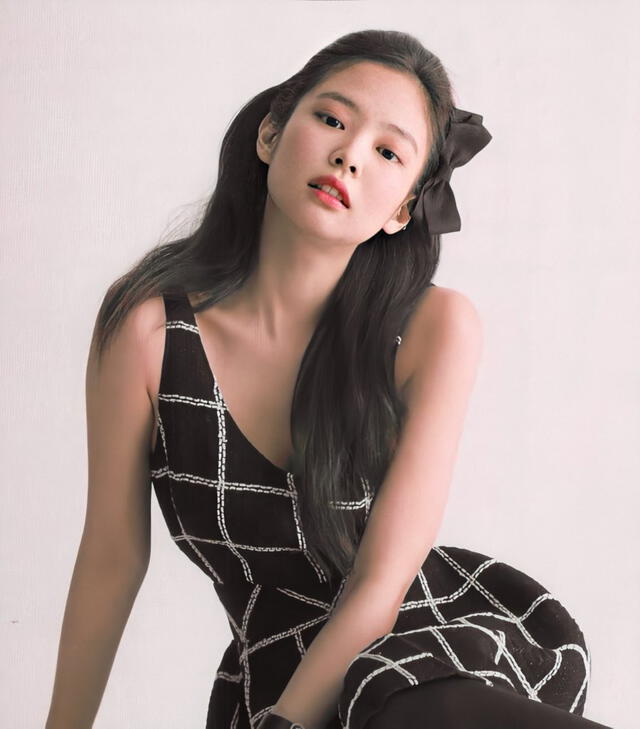 BLACKPINK: Jennie Kim viste un top valorizado en US$2,107 con falda a juego (US$4,045) de la colección Chanel 2020 S/S Ready-to-Wear. Vogue Korea, abril, 2020.