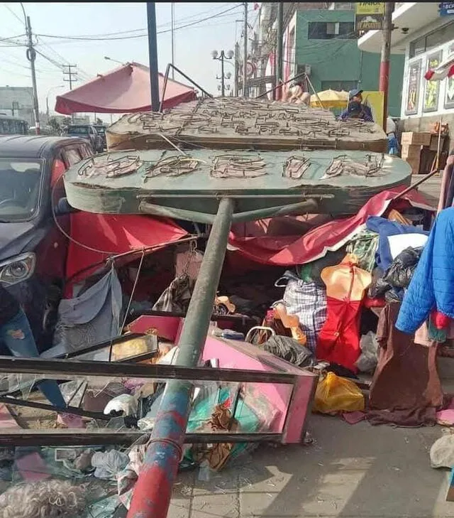 Letrero de pollería en Carabayllo cayó encima de un puesto ambulante de ropa. Aún se desconoce si hay heridos.   