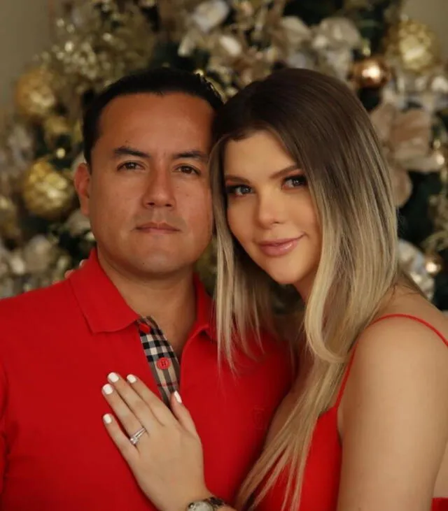 El matrimonio se vistió de rojo para Navidad. Foto: Instagram / Brunella Horna 