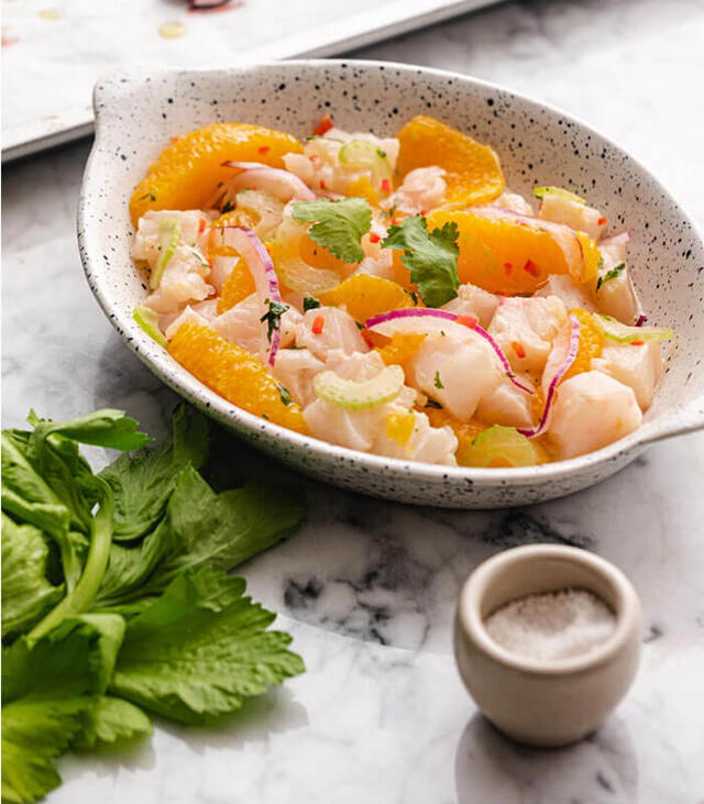  Se destaca por su versión única del ceviche, pues incorpora jugo de naranja agria. Foto: Naranjas al día.