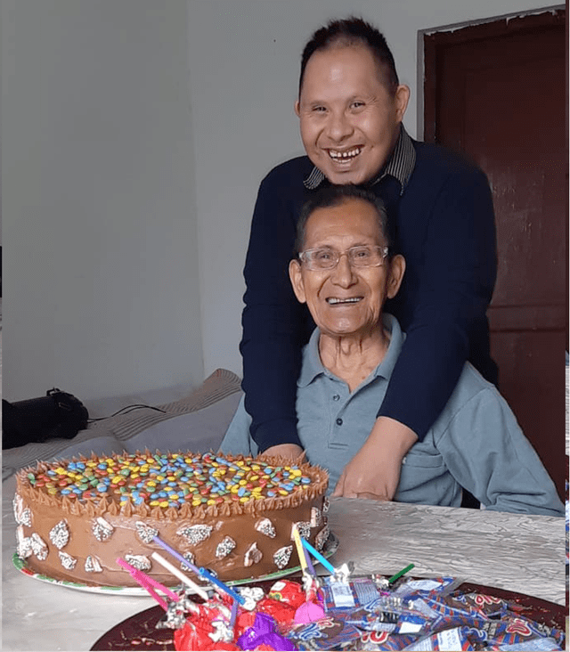 Harold Gamboa junto a su padre, celebrando un cumpleaños.