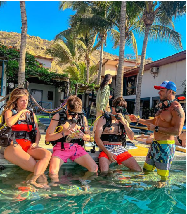  André Castañeda se desempeña como instructor de buceo en Padi. Foto: Instagram/André Castañeda   