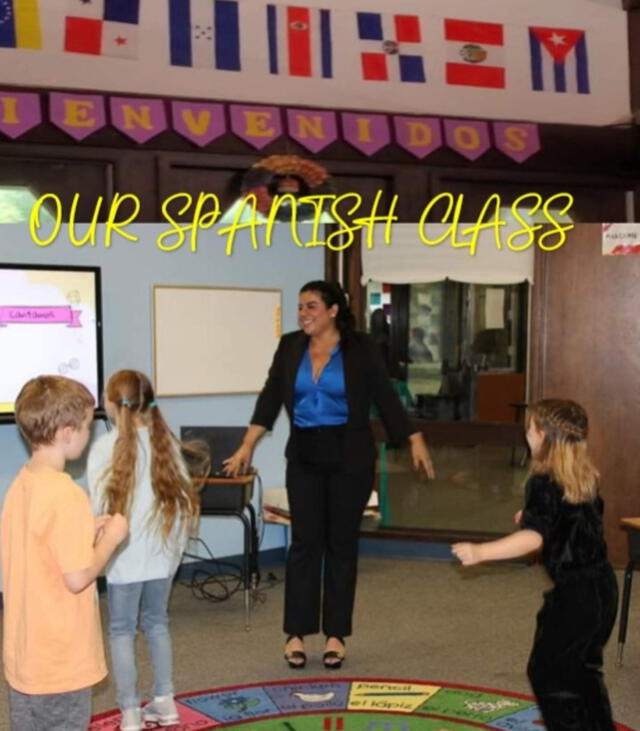 Mily dictando clases. Mily dictando clases.