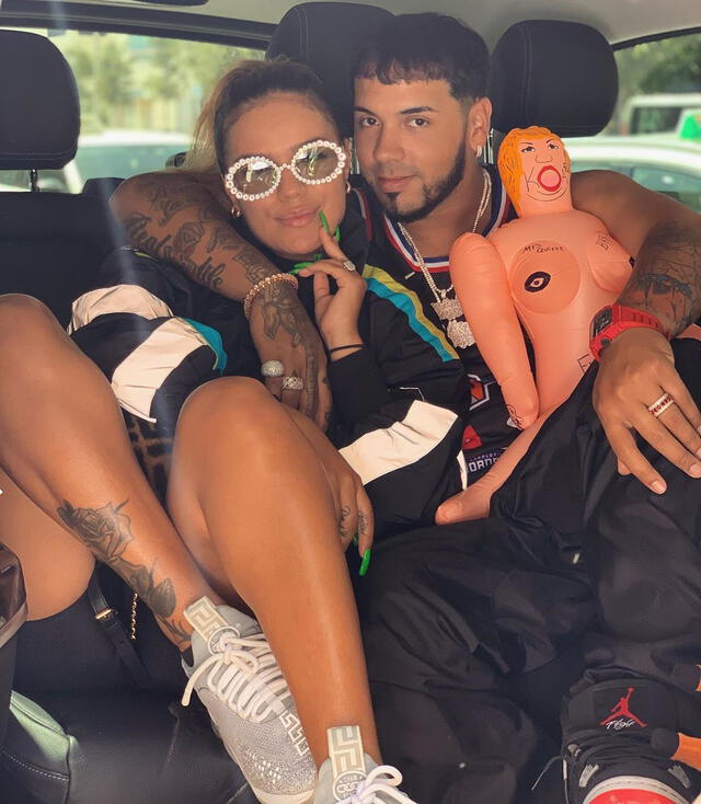 Anuel AA es blanco de críticas al fotografiarse con muñeca inflable