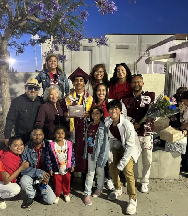  José Cristóbal y su familia celebrando la graduación en Paramount High School. Foto: La Opinión<br>    