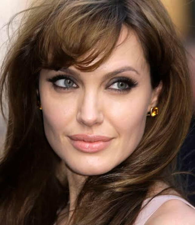 Angelina Jolie siempre ha destacado por tener tener unos labios voluptuosos.
