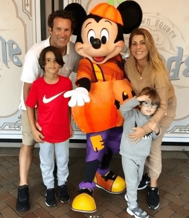 Viviana Rivasplata junto a su familia en Disneyland.