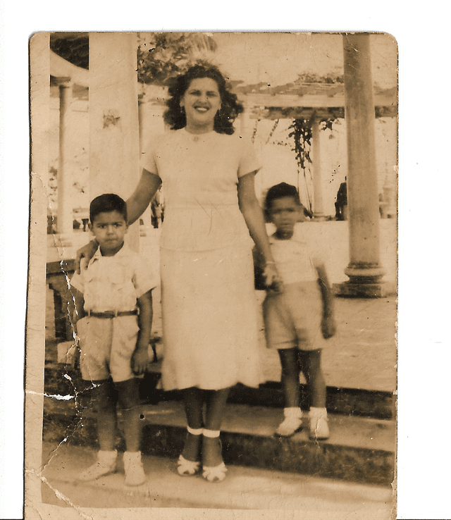 Su hermana Aída cuenta que el poeta era un “palomilla”, gran cinéfilo, disfrutaba los atardeceres en la playa y jugar al fútbol. Foto: Archivo Guillermo Chirinos Cúneo. Cortesía: JCY Su hermana Aída cuenta que el poeta era un “palomilla”, gran cinéfilo, disfrutaba los atardeceres en la playa y jugar al fútbol. Foto: Archivo Guillermo Chirinos Cúneo. Cortesía: JCY