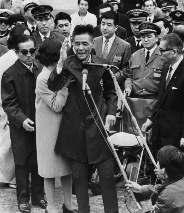  El 7 de febrero de 1972, una multitud se congregó en el aeropuerto de Tokio para dar la bienvenida a Shoichi Yokoi, celebrando con entusiasmo su regreso al país tras casi tres décadas de aislamiento en la selva.   