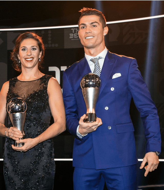 Cristiano Ronaldo y Carli Lloyd posando con los Premios The Best. Foto: EFE