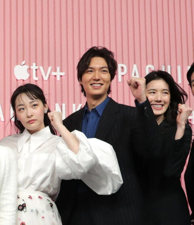 Kim Min Ha, Lee Min Ho y Jung Eun Chae en la premiere de Pachinko. Foto: vía Apple TV+