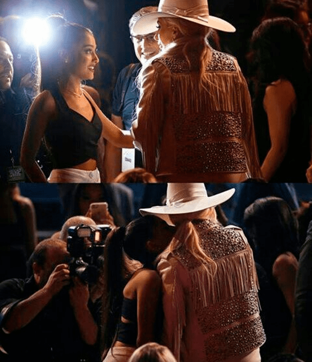 Lady Gaga y Ariana Grande con muy cercanas.