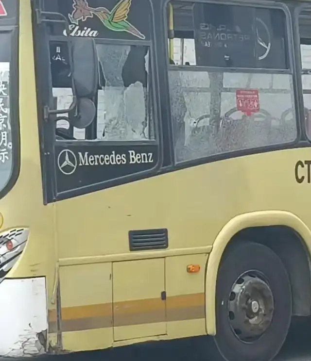 Bus de la ruta R28 atacado en Lurín. Foto: difusión   
