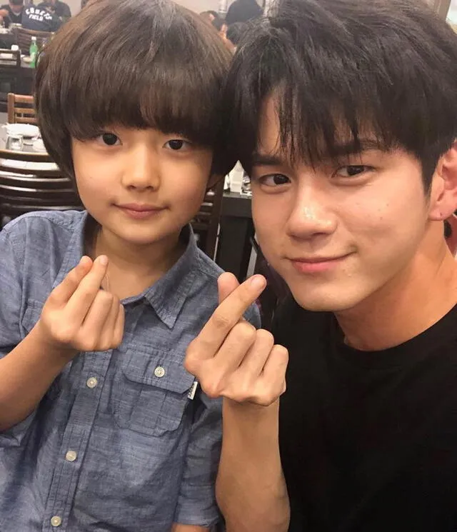 Jung Hyun Joon con Ong Seong Woo, durante el rodaje del dorama Moment of Eighteen, 2019.