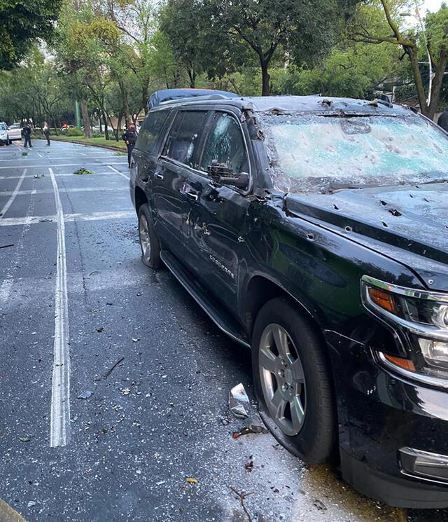 Así quedó el coche y el lugar donde se atentó contra el jefe de Seguridad de la Ciudad de México. Foto: EFE.