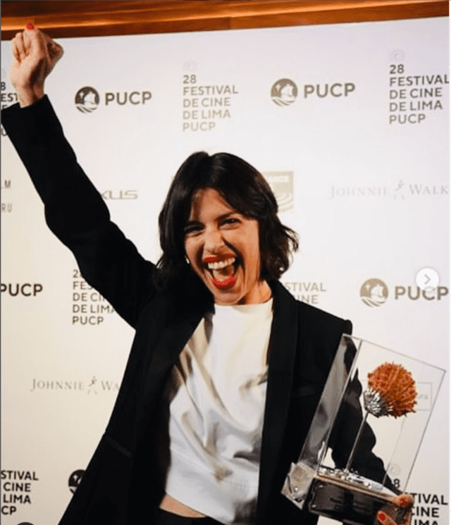 La cineasta peruana de 'Reinas', Klaudia Reynicke recibiendo premio en el festival de cine de Lima. Foto: Instagram. 