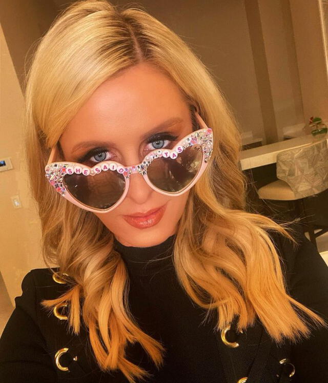 Nicky Hilton con los lentes que le regaló la feliz pareja. Foto: Instagram/Nicky Hilton